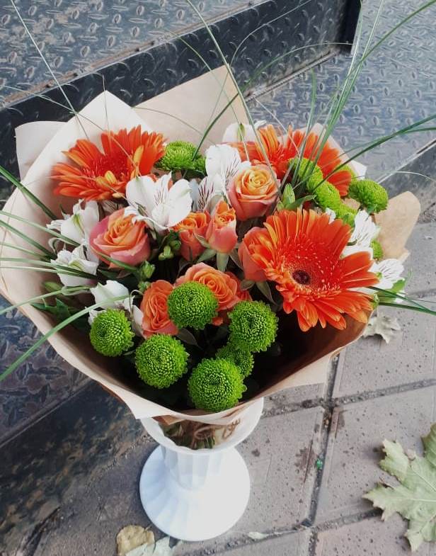 Букет цветов из: Герберы, Хризантемы, Альстромерии и Розы в Лесорогске