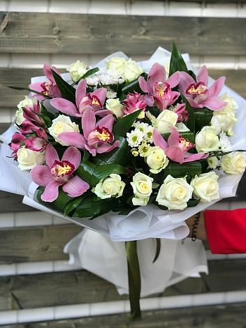 Букет цветов из: Розы и Хризантемы в Лесорогске