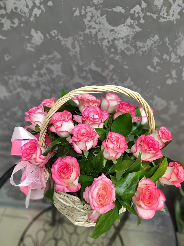 Цветочная композиция из Розы в корзине в Лесорогске