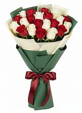 Букет Микс из красных и белых роз в Лесорогске