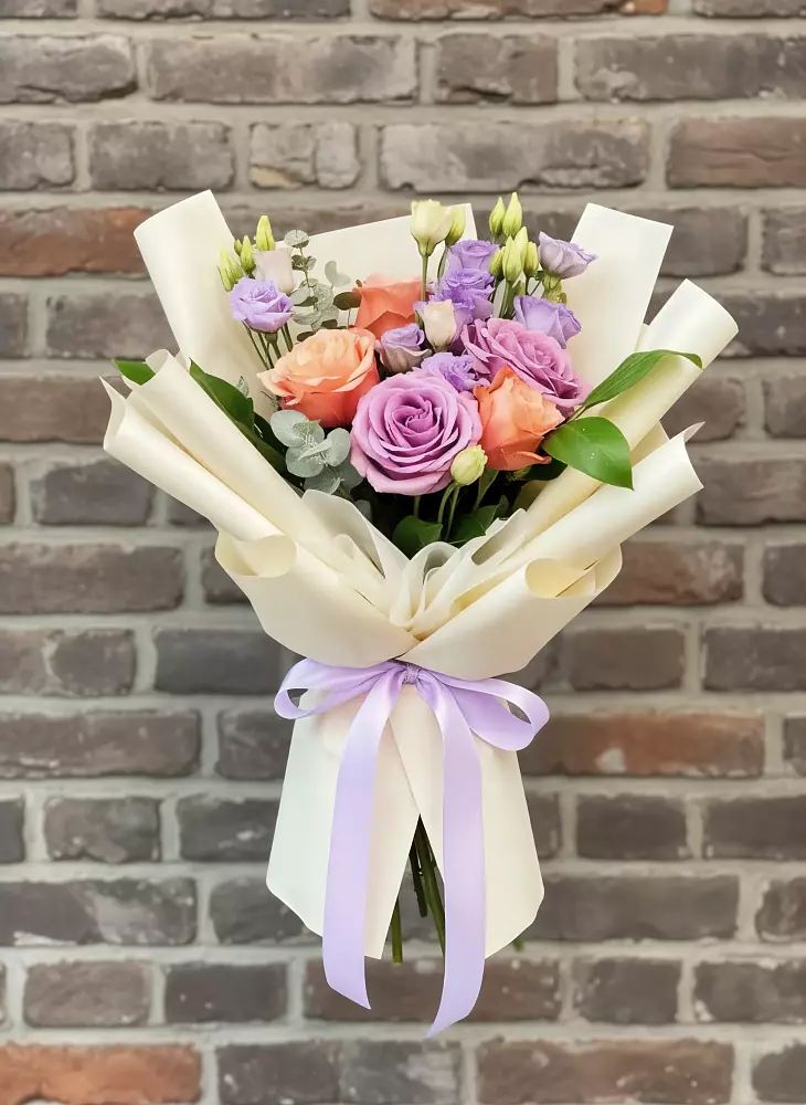 Букет цветов из: Лизиантусы и Розы в Лесорогске