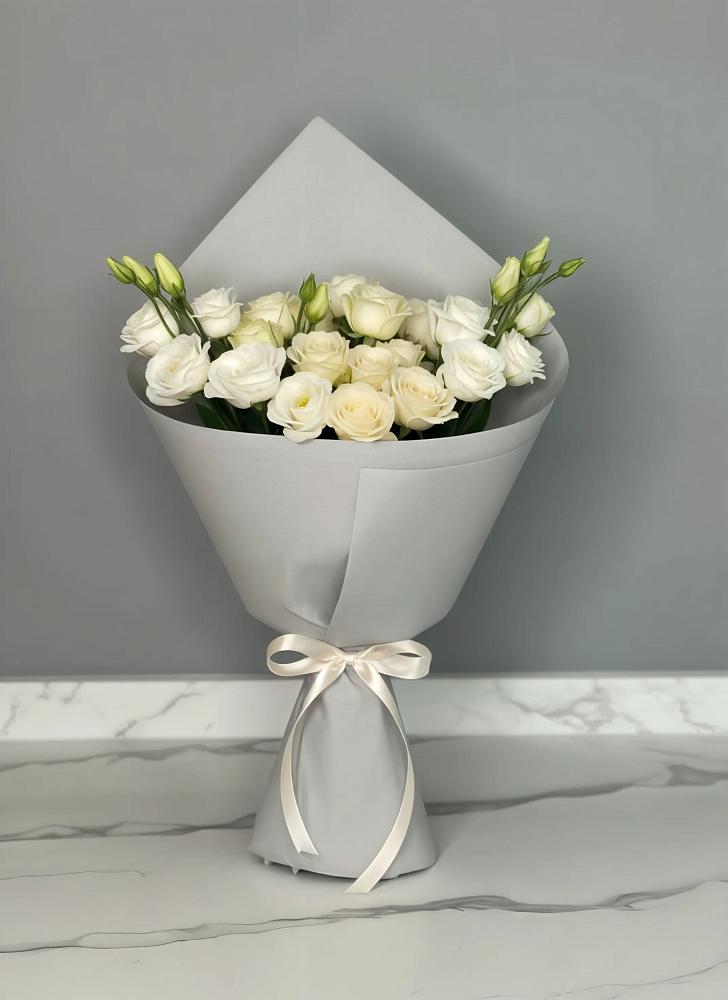 Букет цветов из: Розы и Лизиантусы в Лесорогске