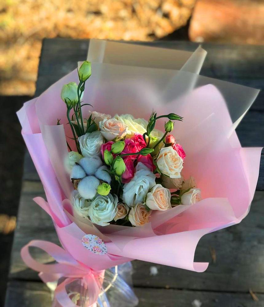 Букет цветов из: Розы и Лизиантусы в Лесорогске