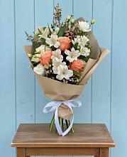 Букет цветов из:  Альстромерии, Лизиантусы, Розы и Хризантемы в Лесорогске