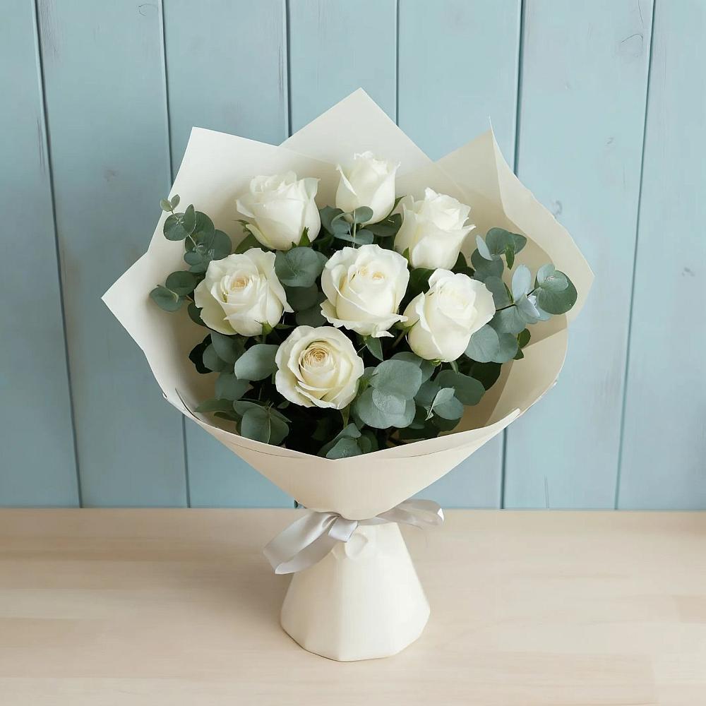 Букет Белые розы в Эвкалипте в Лесорогске