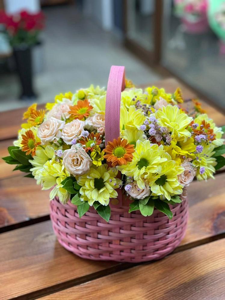 Цветочная композиция из Хризантемы и Розы в корзине в Лесорогске