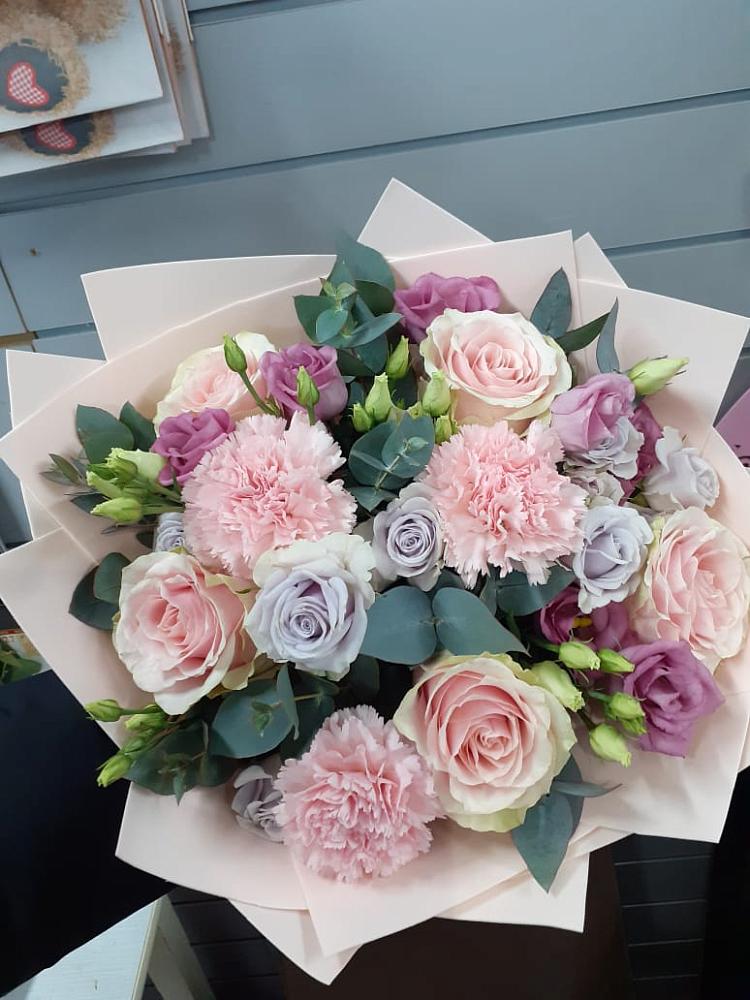 Букет цветов из: Розы, Гвоздики и Лизиантусы в Лесорогске