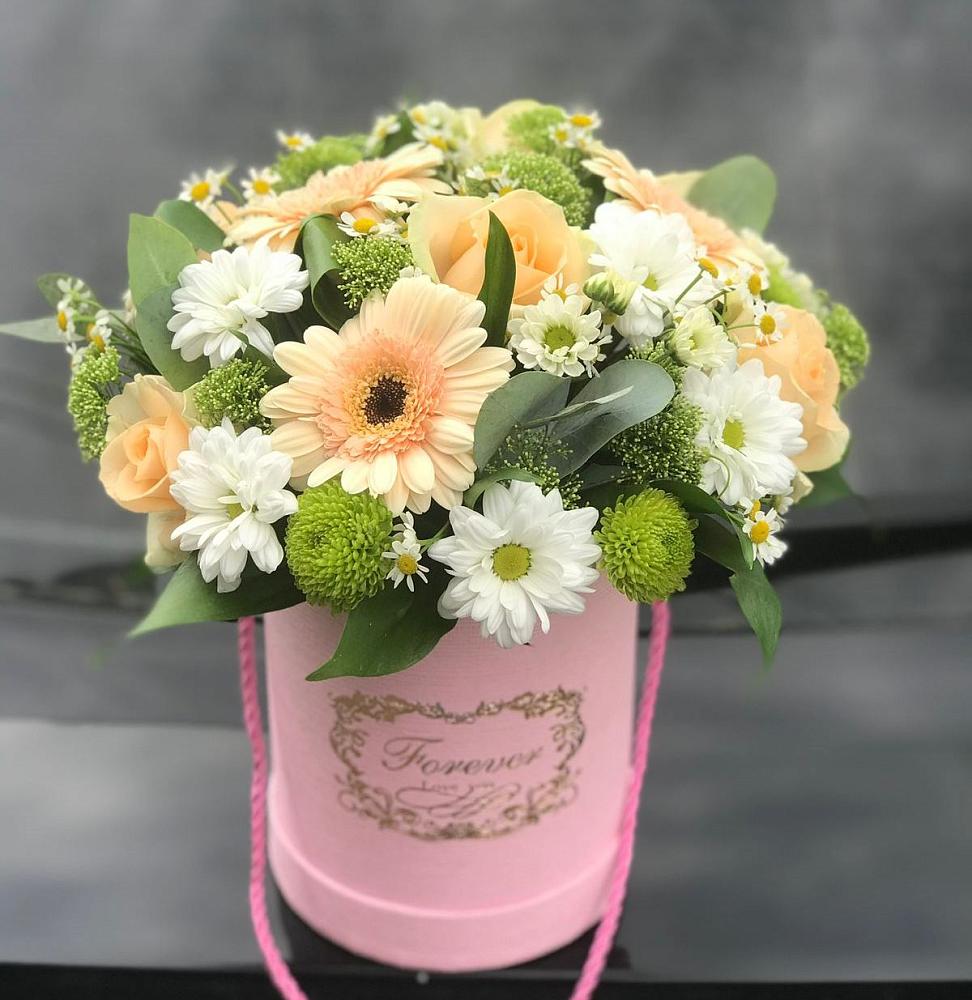 Цветочная композиция из Розы, Герберы и Хризантемы в шляпной коробке в Лесорогске