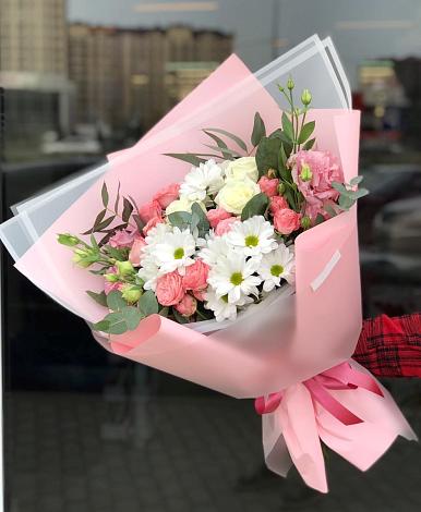 Букет цветов из: Розы, Лизиантусы и Хризантемы в Лесорогске