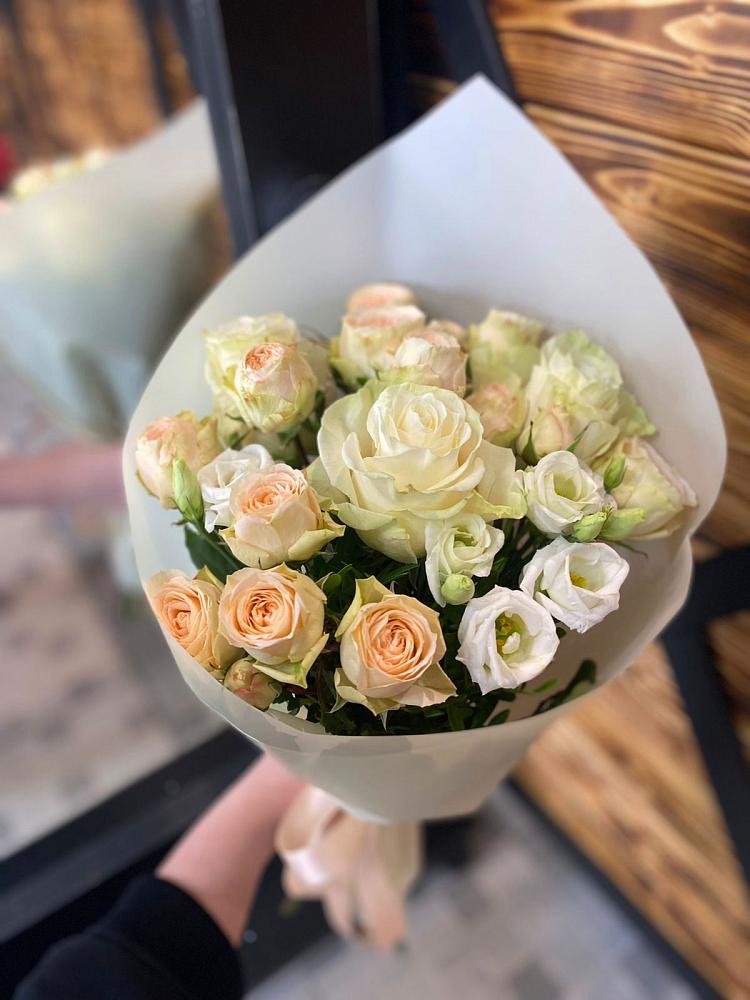 Букет цветов из: Розы и Лизиантусы в Лесорогске